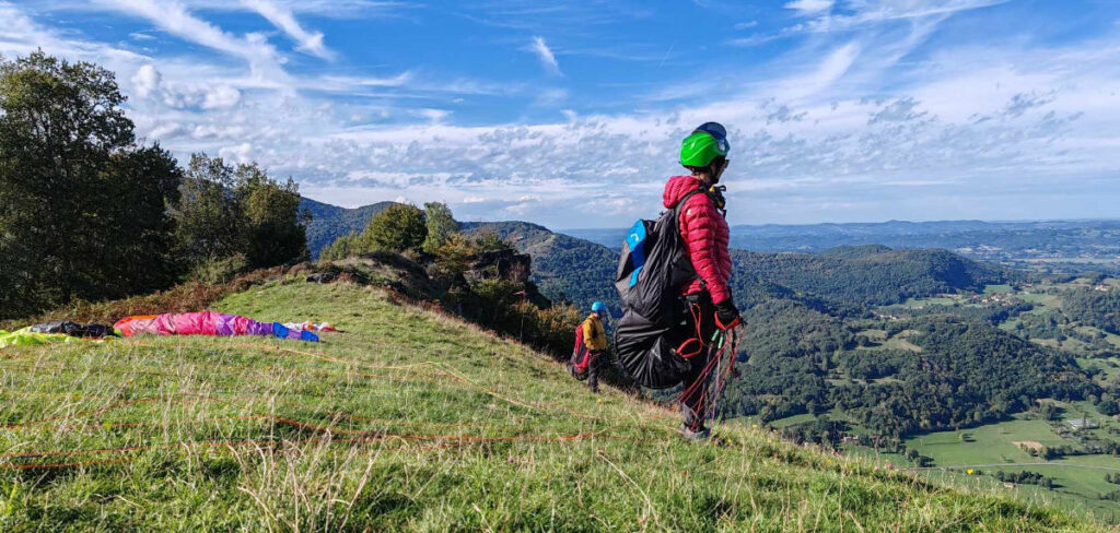 Une élève attend le bon moment pour décoller en parapente