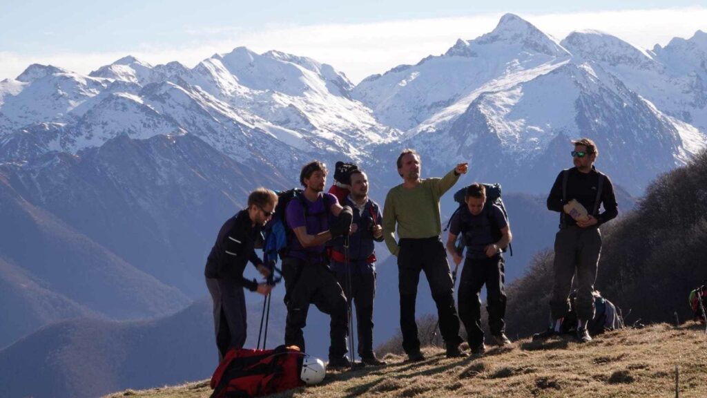 Un groupe d'élève après une rando, se préparent pour redescendre en volant.