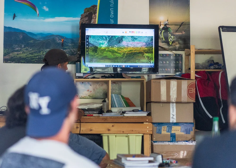 Apprendre à voler en parapente, c'est aussi des cours théoriques, des présentations de site de vol sur l'écran, et des passage de brevets.