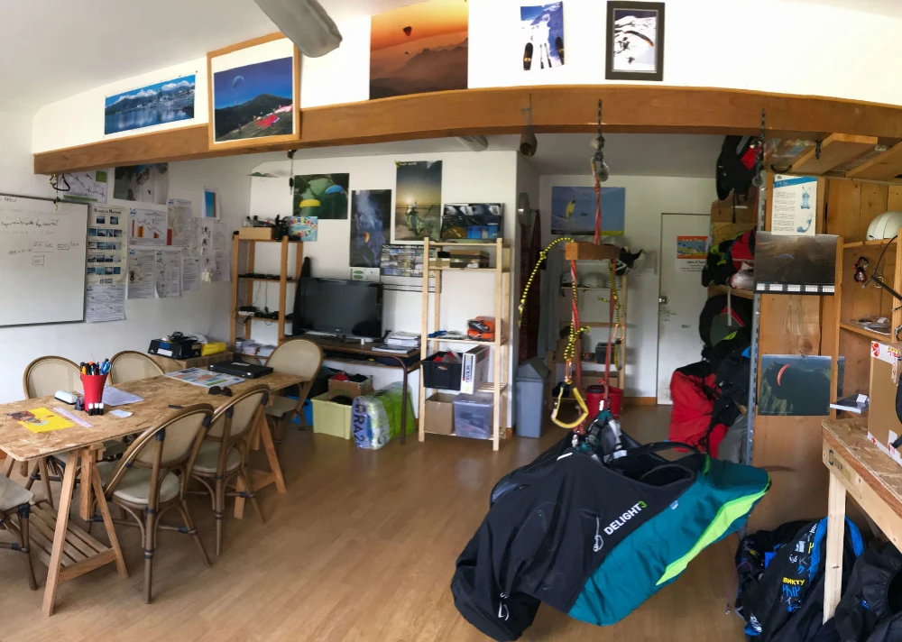 Le local de l'école de parapente est situé dans les pyrénées, en Ariège. C'est aussi le lieu de la boutique de matériel de parapente neuf et d'occasion