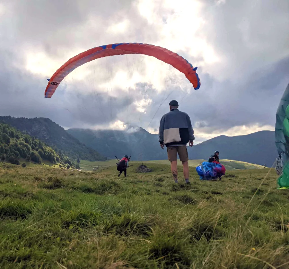 Apprendre le parapente dans les pyrénées, pente école du port de lers